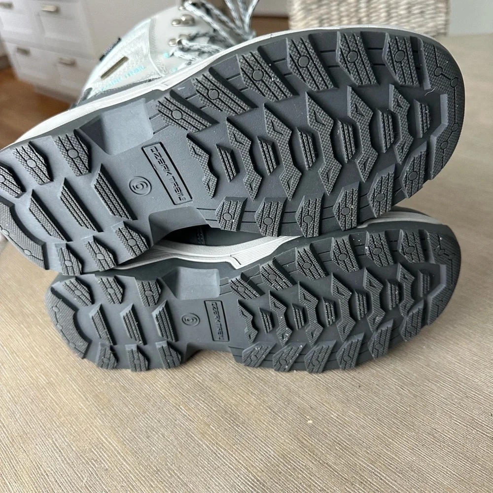 3M Thinsulate Light Gray and Dark Gray Winter Boots 6